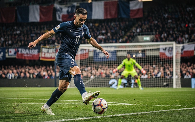 Avant-centre en position de frappe dans la surface de réparation