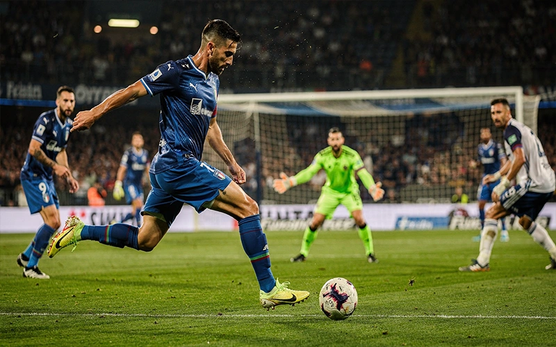 Avant-centre italien en position de finition dans la surface