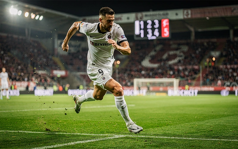 Avant-centre puissant en pleine course vers le but dans un match de Bundesliga