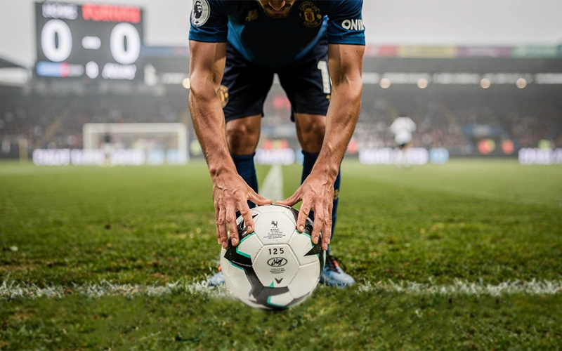 Joueur concentré positionnant le ballon sur le point de penalty