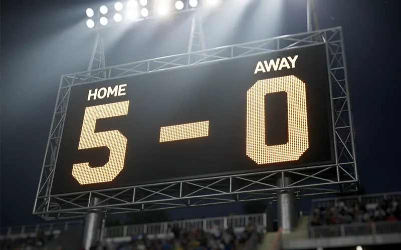 Tableau d'affichage de stade montrant un score large en faveur de l'équipe à domicile