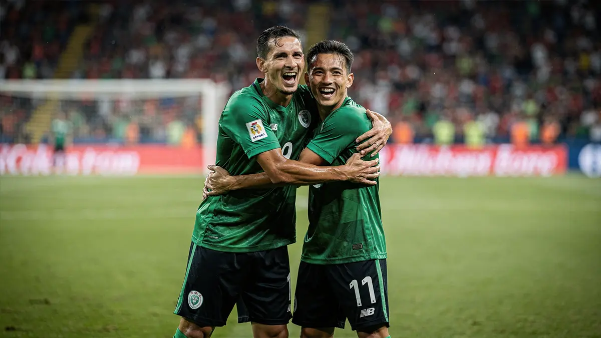 Deux joueurs de football de la même équipe célébrant ensemble après un but